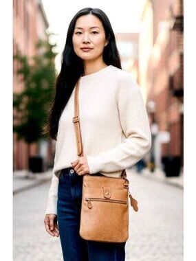 Roots Tan Leather Crossbody Purse With Adjustable Strap & Zipper Pockets